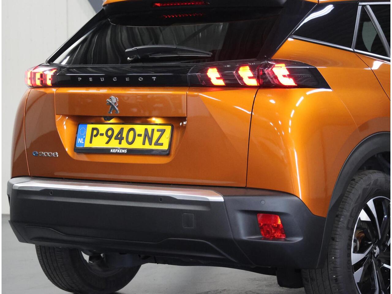 Peugeot e-2008 Allure Pack 50kWh 136PK | 1ste eigenaar | ACCURAPPORT 92% | AppleCarPlay/AndroidAuto | Climate Control | Adaptive Cruise Control | Camera | FULL LED | Navigatie | LMV | Parkeersensoren | Privacy Glass | Isofix |