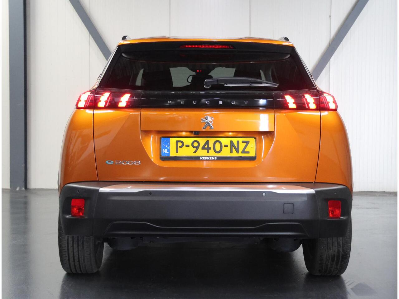 Peugeot e-2008 Allure Pack 50kWh 136PK | 1ste eigenaar | ACCURAPPORT 92% | AppleCarPlay/AndroidAuto | Climate Control | Adaptive Cruise Control | Camera | FULL LED | Navigatie | LMV | Parkeersensoren | Privacy Glass | Isofix |