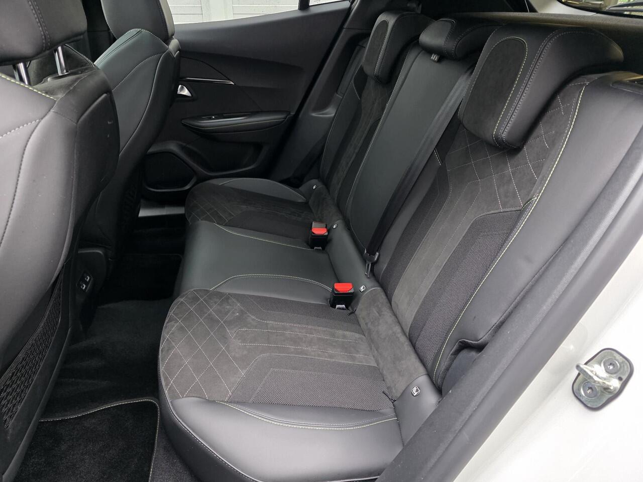 Peugeot e-2008 GT Pack EV 50kWh 136pk | SCHUIF/KANTELDAK | CAMERA | NAVI | ALCANTARA/LEDER | ADAPTIVE CRUISE | 18" EVISSA | KEYLESS ENTRY