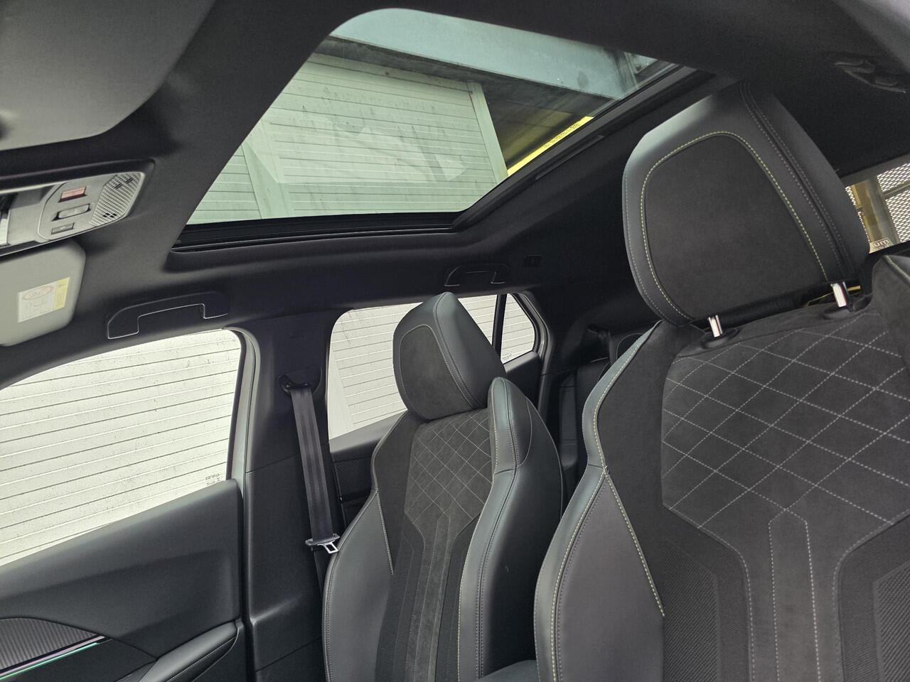 Peugeot e-2008 GT Pack EV 50kWh 136pk | SCHUIF/KANTELDAK | CAMERA | NAVI | ALCANTARA/LEDER | ADAPTIVE CRUISE | 18" EVISSA | KEYLESS ENTRY