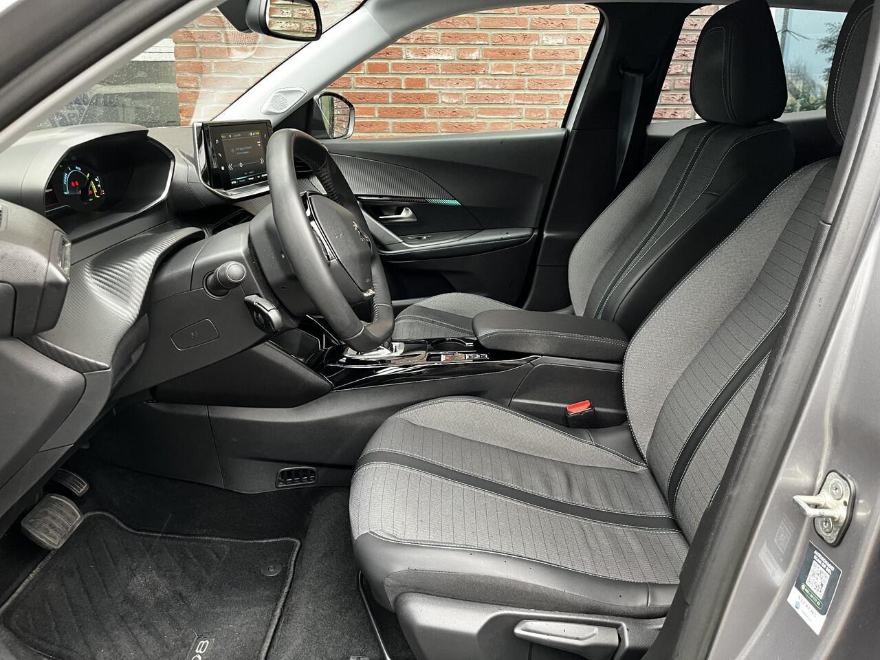 Peugeot e-2008 Allure 50kWh EV 136pk AUTOMAAT | STOELVERW. | NAVI | CAMERA | CLIMA | DAB+ | CRUISE CONTROL | EXTRA GETINTE RAMEN |