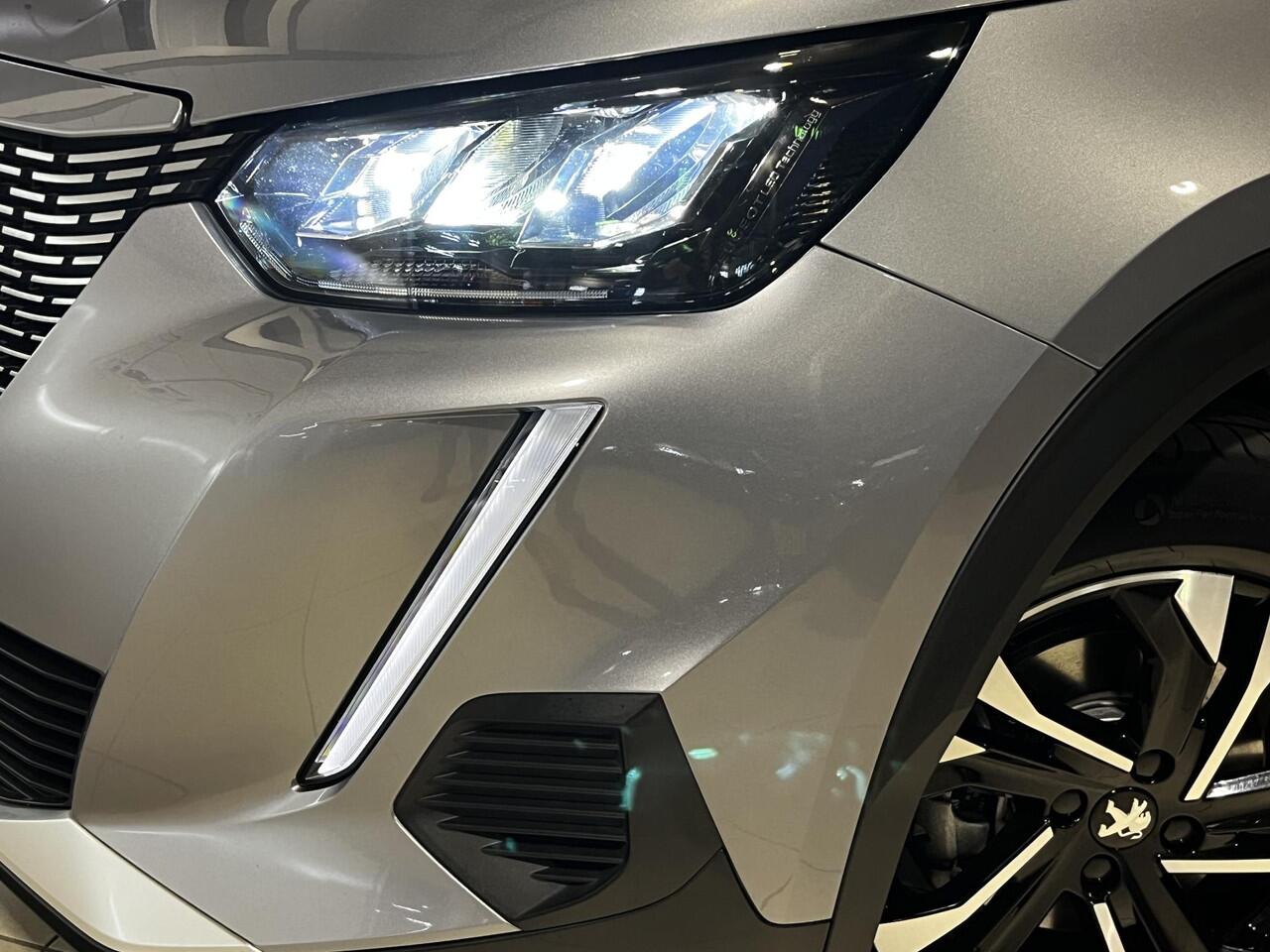 Peugeot e-2008 Allure 50kWh EV 136pk AUTOMAAT | STOELVERW. | NAVI | CAMERA | CLIMA | DAB+ | CRUISE CONTROL | EXTRA GETINTE RAMEN |