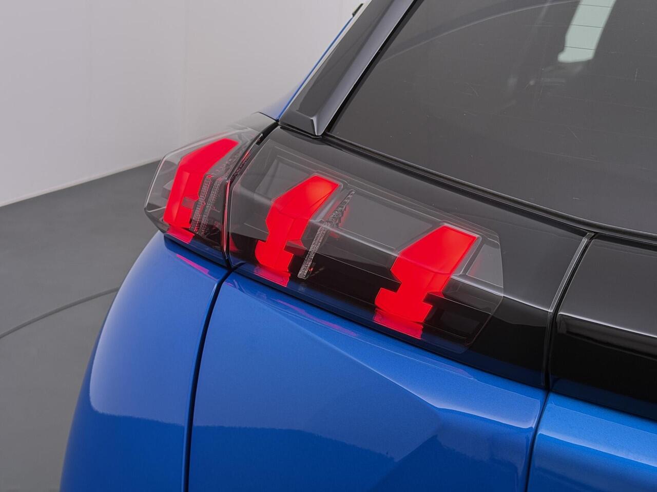 Peugeot e-2008 EV GT Pack 50 kWh VAN ¤ 20.900,- VOOR ¤ 18.440,- UW LENTEVOORDEEL ¤ 2.460,-! |SOH 90% | 3-Fase boordlader | Warmtepomp | Open Panoramadak | Camera | Stoelverwarming | Adaptieve Cruise Control | Full Option | Dealeronderhouden | Inclusief 12 mnd BOVAG gara