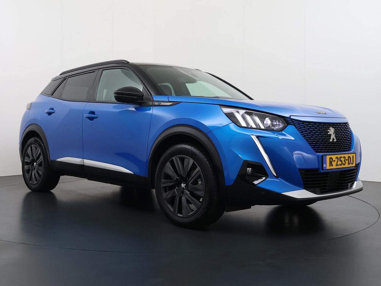 Peugeot e-2008 EV GT Pack 50 kWh VAN ¤ 20.900,- VOOR ¤ 18.440,- UW LENTEVOORDEEL ¤ 2.460,-! |SOH 90% | 3-Fase boordlader | Warmtepomp | Open Panoramadak | Camera | Stoelverwarming | Adaptieve Cruise Control | Full Option | Dealeronderhouden | Inclusief 12 mnd BOVAG gara