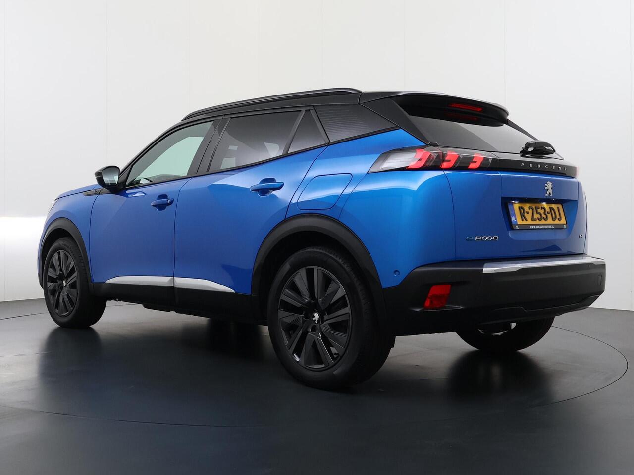 Peugeot e-2008 EV GT Pack 50 kWh VAN ¤ 20.900,- VOOR ¤ 18.440,- UW LENTEVOORDEEL ¤ 2.460,-! |SOH 90% | 3-Fase boordlader | Warmtepomp | Open Panoramadak | Camera | Stoelverwarming | Adaptieve Cruise Control | Full Option | Dealeronderhouden | Inclusief 12 mnd BOVAG gara