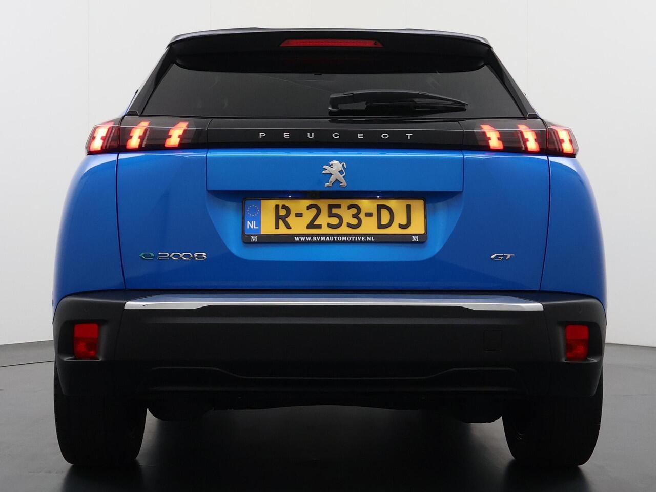 Peugeot e-2008 EV GT Pack 50 kWh VAN ¤ 20.900,- VOOR ¤ 18.440,- UW LENTEVOORDEEL ¤ 2.460,-! |SOH 90% | 3-Fase boordlader | Warmtepomp | Open Panoramadak | Camera | Stoelverwarming | Adaptieve Cruise Control | Full Option | Dealeronderhouden | Inclusief 12 mnd BOVAG gara