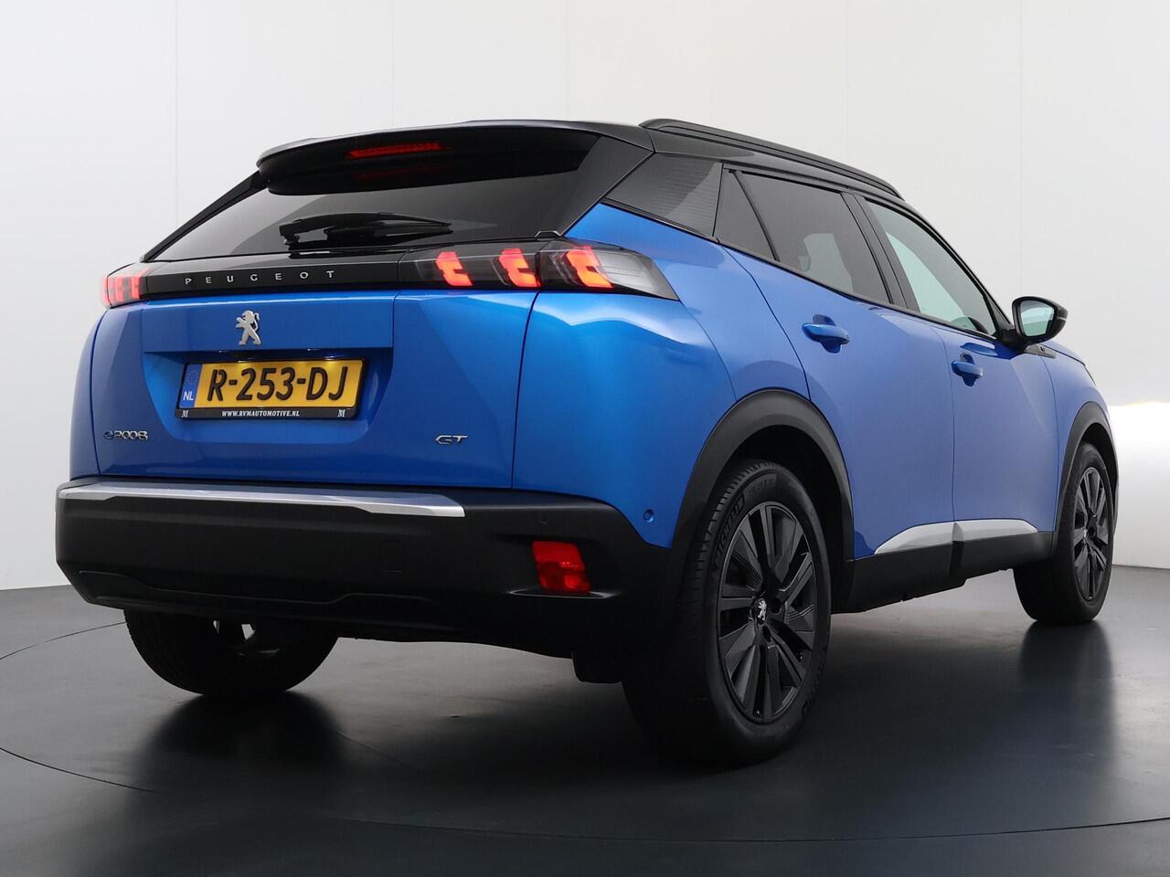 Peugeot e-2008 EV GT Pack 50 kWh VAN ¤ 20.900,- VOOR ¤ 18.440,- UW LENTEVOORDEEL ¤ 2.460,-! |SOH 90% | 3-Fase boordlader | Warmtepomp | Open Panoramadak | Camera | Stoelverwarming | Adaptieve Cruise Control | Full Option | Dealeronderhouden | Inclusief 12 mnd BOVAG gara