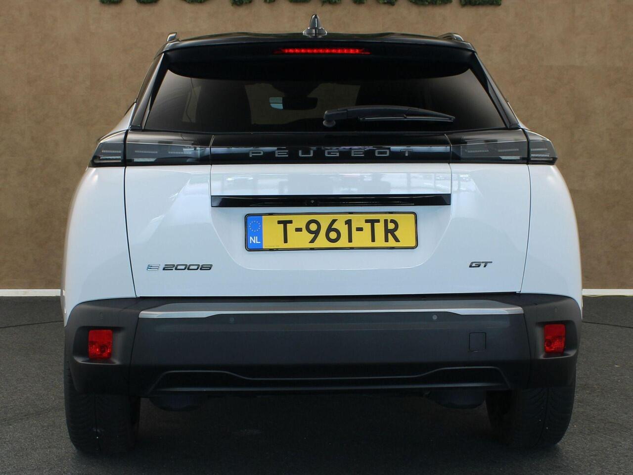 Peugeot e-2008 EV GT 54 kWh SOH 96,1%! - ORIGINEEL NEDERLANDSE AUTO - PARKEERSENSOREN VOOR EN ACHTER - 360 GRADEN CAMERA - NAVIGATIE - KEYLESS ENRTY & START - ADAPTIVE CRUISE CONTROL - CLIMATE CONTROL- DAADLOZE TELEFOONLADER
