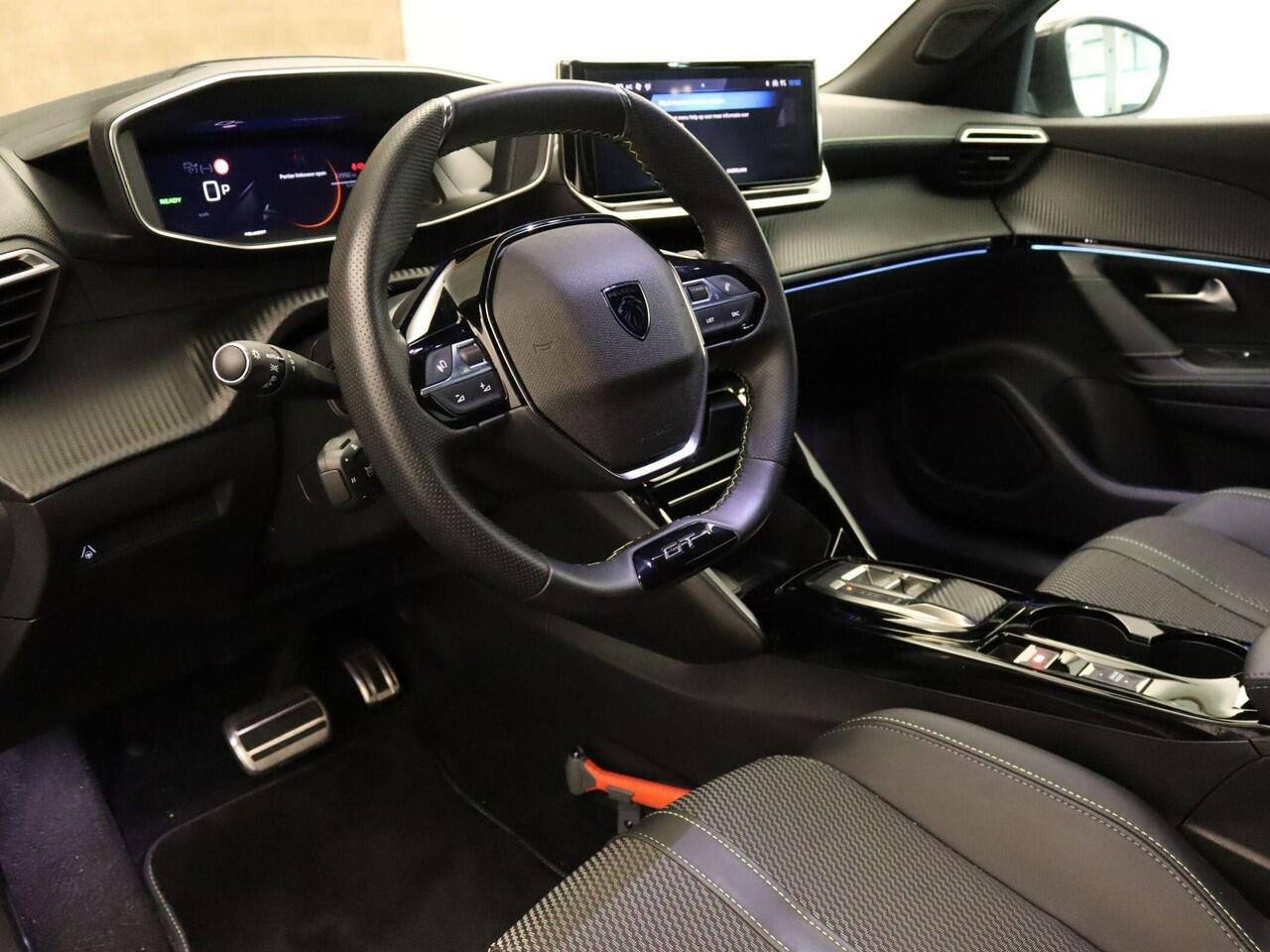 Peugeot e-2008 EV GT 54 kWh SOH 96,1%! - ORIGINEEL NEDERLANDSE AUTO - PARKEERSENSOREN VOOR EN ACHTER - 360 GRADEN CAMERA - NAVIGATIE - KEYLESS ENRTY & START - ADAPTIVE CRUISE CONTROL - CLIMATE CONTROL- DAADLOZE TELEFOONLADER