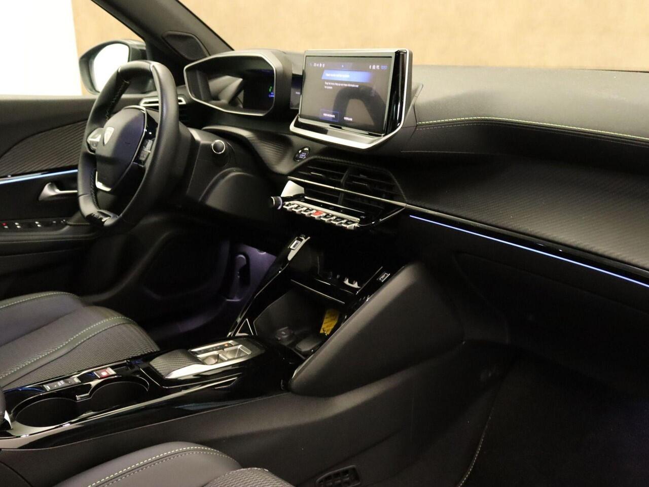 Peugeot e-2008 EV GT 54 kWh SOH 96,1%! - ORIGINEEL NEDERLANDSE AUTO - PARKEERSENSOREN VOOR EN ACHTER - 360 GRADEN CAMERA - NAVIGATIE - KEYLESS ENRTY & START - ADAPTIVE CRUISE CONTROL - CLIMATE CONTROL- DAADLOZE TELEFOONLADER