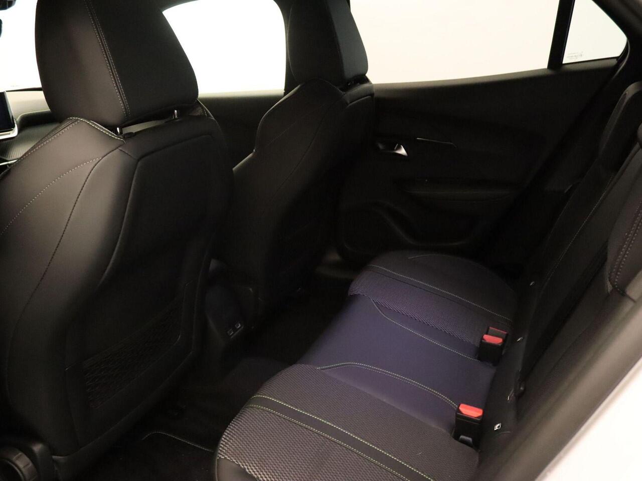 Peugeot e-2008 EV GT 54 kWh SOH 96,1%! - ORIGINEEL NEDERLANDSE AUTO - PARKEERSENSOREN VOOR EN ACHTER - 360 GRADEN CAMERA - NAVIGATIE - KEYLESS ENRTY & START - ADAPTIVE CRUISE CONTROL - CLIMATE CONTROL- DAADLOZE TELEFOONLADER