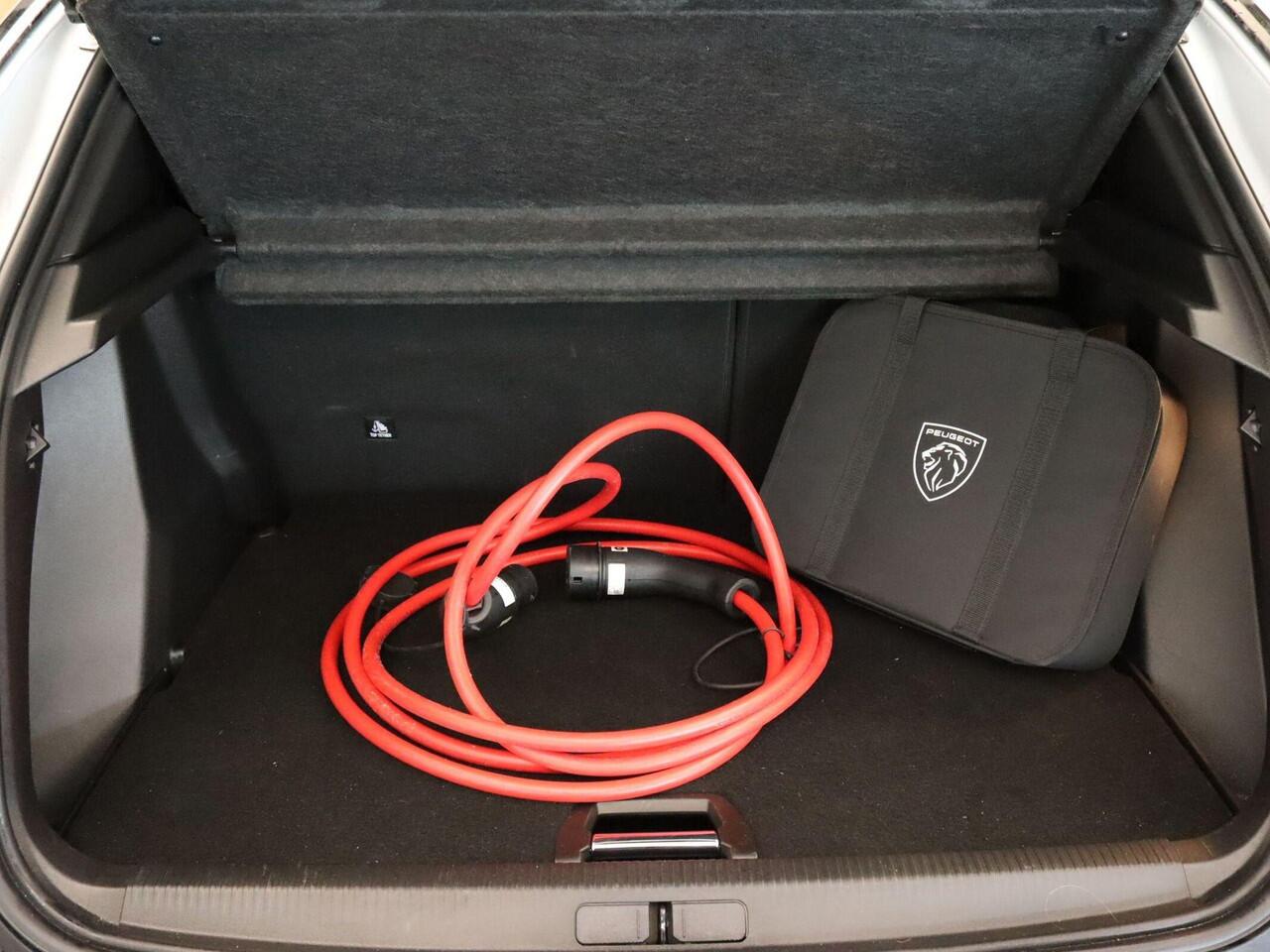 Peugeot e-2008 EV GT 54 kWh SOH 96,1%! - ORIGINEEL NEDERLANDSE AUTO - PARKEERSENSOREN VOOR EN ACHTER - 360 GRADEN CAMERA - NAVIGATIE - KEYLESS ENRTY & START - ADAPTIVE CRUISE CONTROL - CLIMATE CONTROL- DAADLOZE TELEFOONLADER