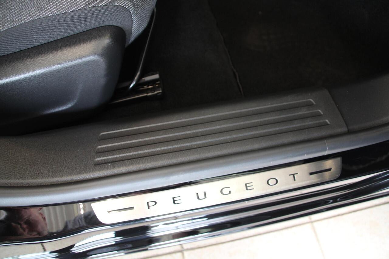 Peugeot e-2008 EV Style 50 kWh Airco Navi Camera Carplay Zeer mooi