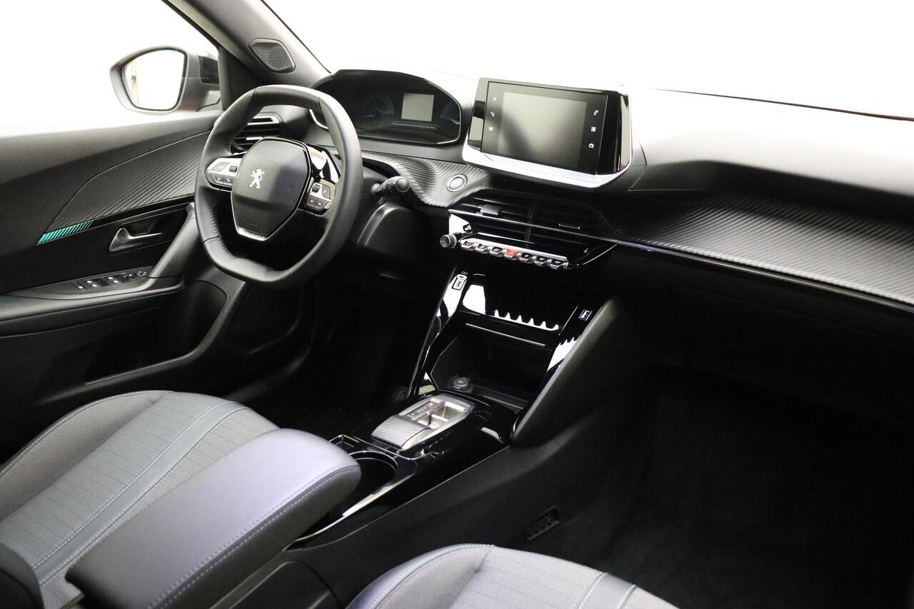 Peugeot e-2008 EV Allure 136pk 50 kWh | 100% Elektrisch | Airco | Cruise Control | Navigatie | Stoelverwarming | Radio | Camera | 1e eigenaar