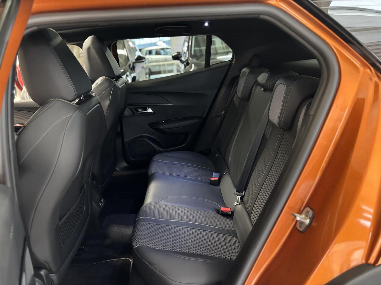 Peugeot e-2008 EV GT 50 kWh Panoramadak | Stoelverwarming | Navigatie | Android auto / Apple carplay