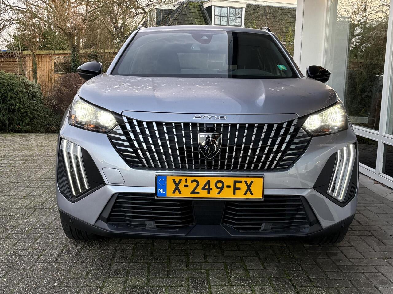 Peugeot e-2008 EV Allure 54 kWh | Adaptieve Cruise Control | 360gr camera | Keyless Entry | Stoelverwarming | Navigatie | 100kW snel laden