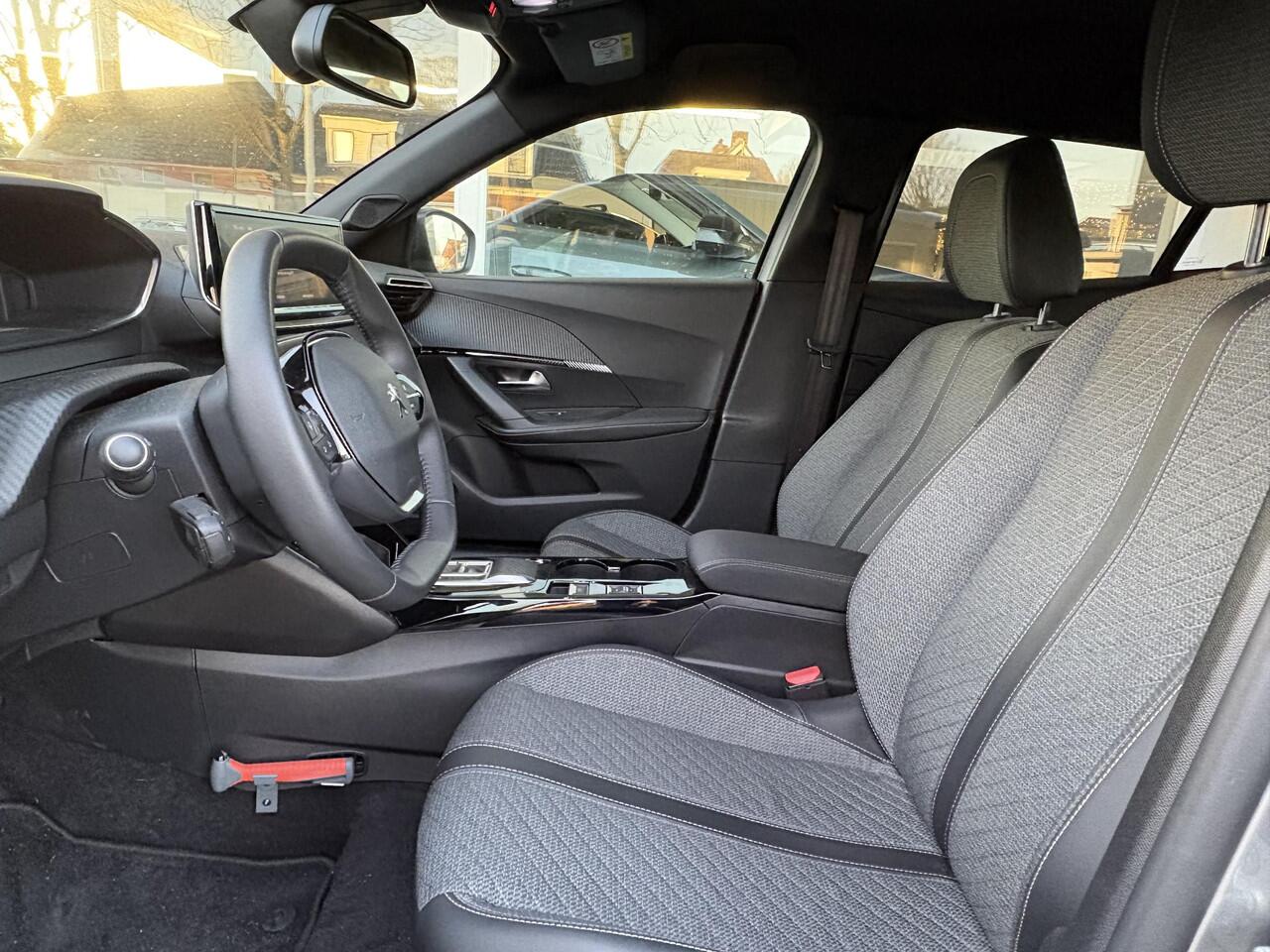 Peugeot e-2008 EV Allure 54 kWh | Adaptieve Cruise Control | 360gr camera | Keyless Entry | Stoelverwarming | Navigatie | 100kW snel laden