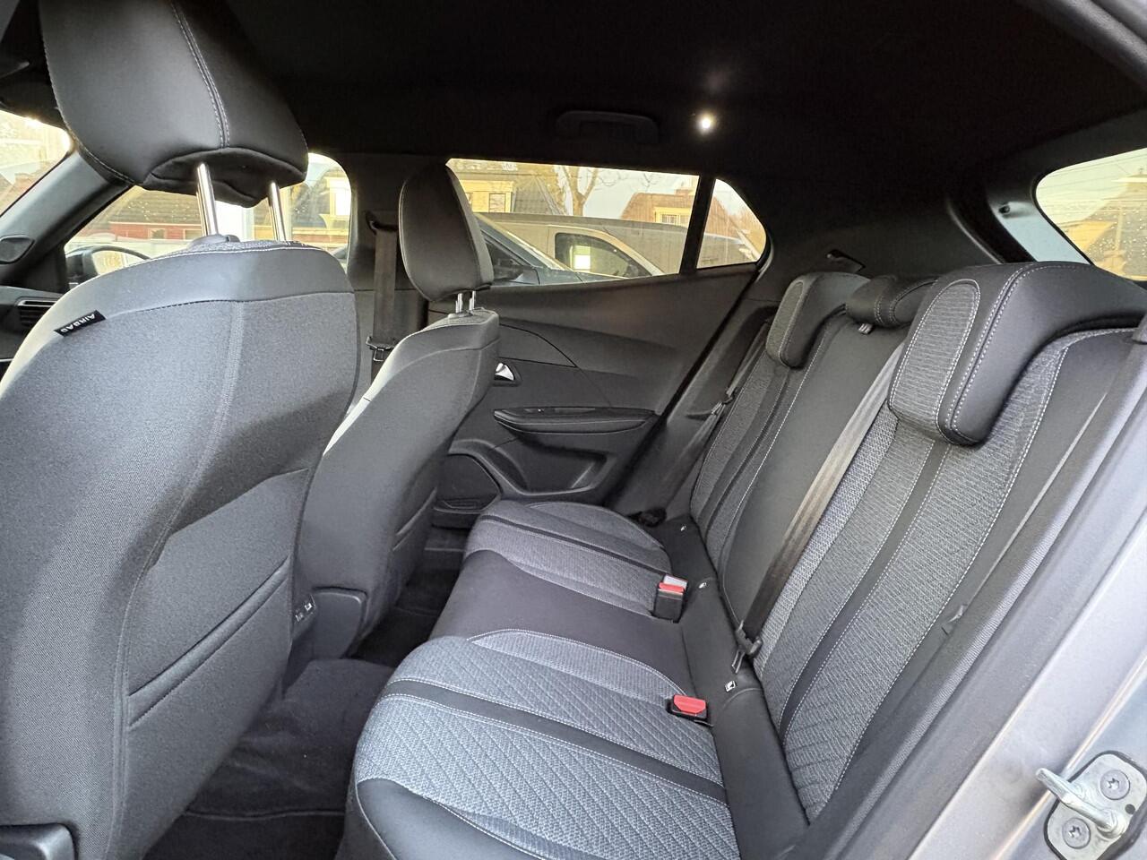 Peugeot e-2008 EV Allure 54 kWh | Adaptieve Cruise Control | 360gr camera | Keyless Entry | Stoelverwarming | Navigatie | 100kW snel laden