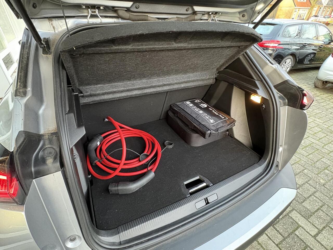 Peugeot e-2008 EV Allure 54 kWh | Adaptieve Cruise Control | 360gr camera | Keyless Entry | Stoelverwarming | Navigatie | 100kW snel laden