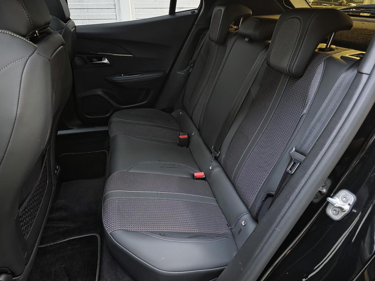 Peugeot e-2008 GT EV 50kWh 136pk AUTOMAAT | SCHUIF/KANTELDAK | STOELVERW. | 18" EVISSA | CLIMA | NAVI | CAMERA |