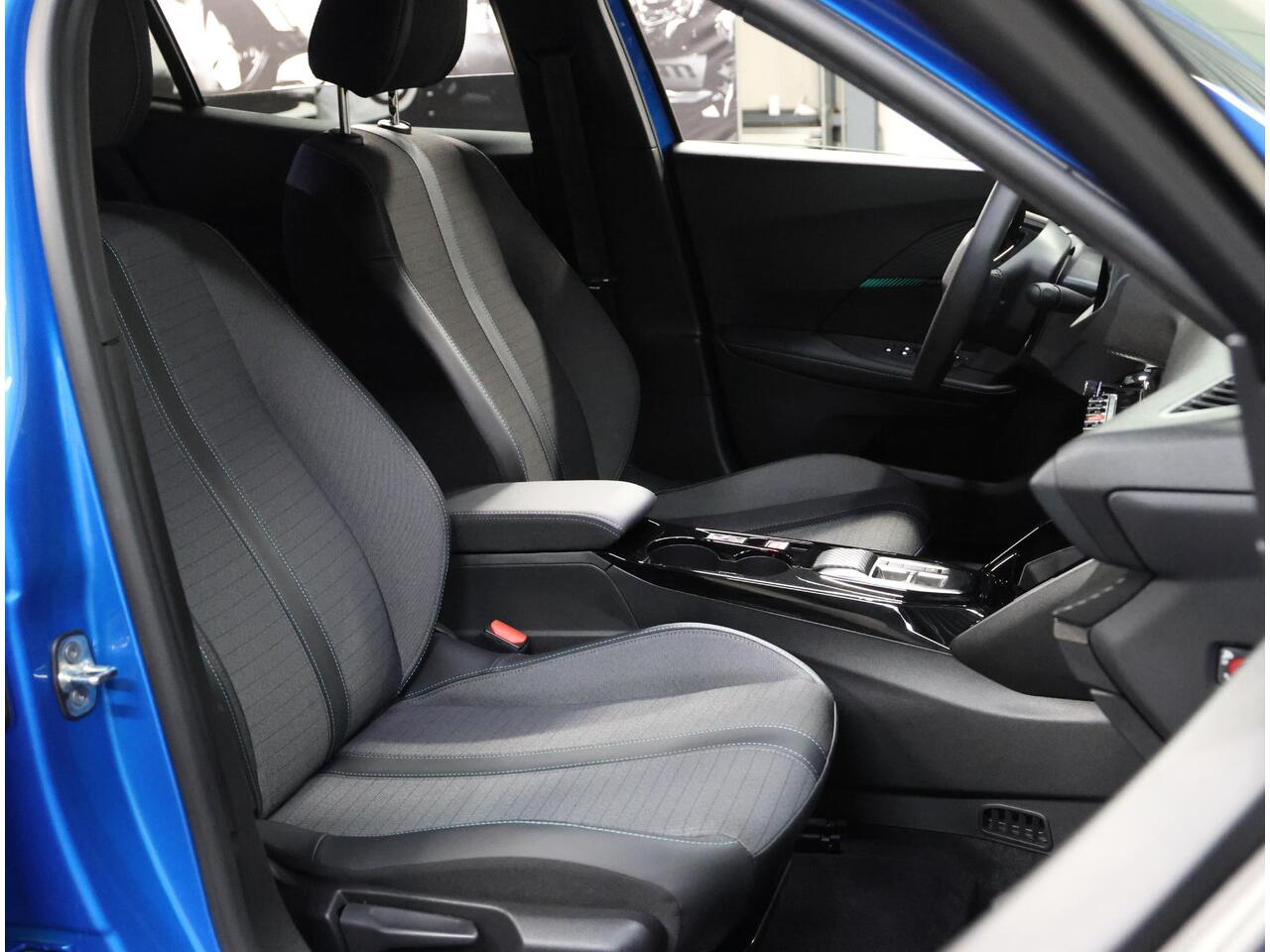 Peugeot e-2008 Allure Pack 50kWh 136PK | Accurapport 99,0%| 1ste eigenaar | AppleCarplay/Android Auto | Armsteun | 17"LMV | Camera | AUTOMAAT | Keyless | Cruise Control | Climate Control | FULL LED | Isofix | Parkeersensoren |Privacy Glass |