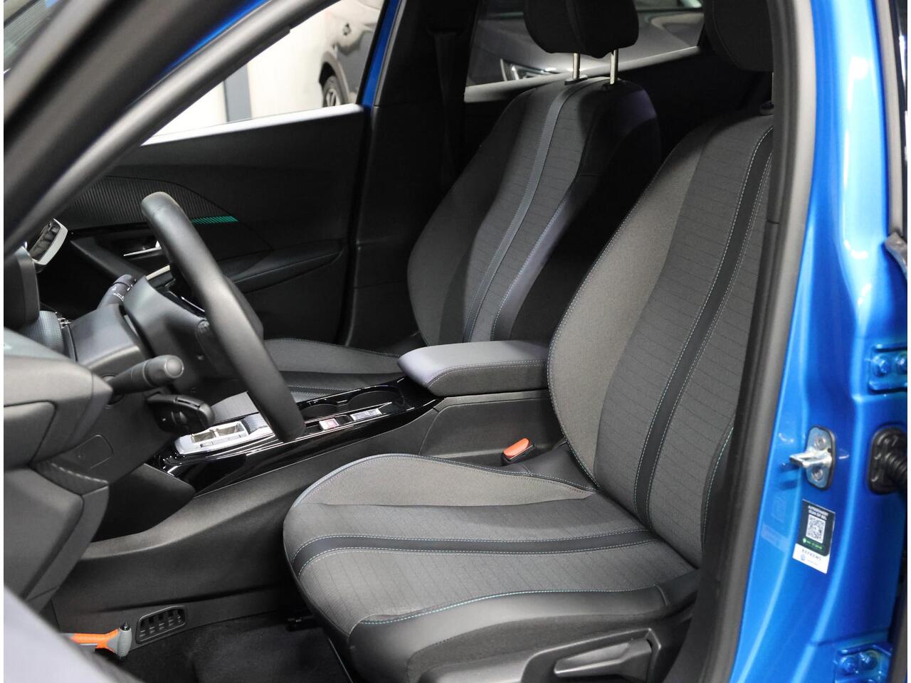 Peugeot e-2008 Allure Pack 50kWh 136PK | Accurapport 99,0%| 1ste eigenaar | AppleCarplay/Android Auto | Armsteun | 17"LMV | Camera | AUTOMAAT | Keyless | Cruise Control | Climate Control | FULL LED | Isofix | Parkeersensoren |Privacy Glass |