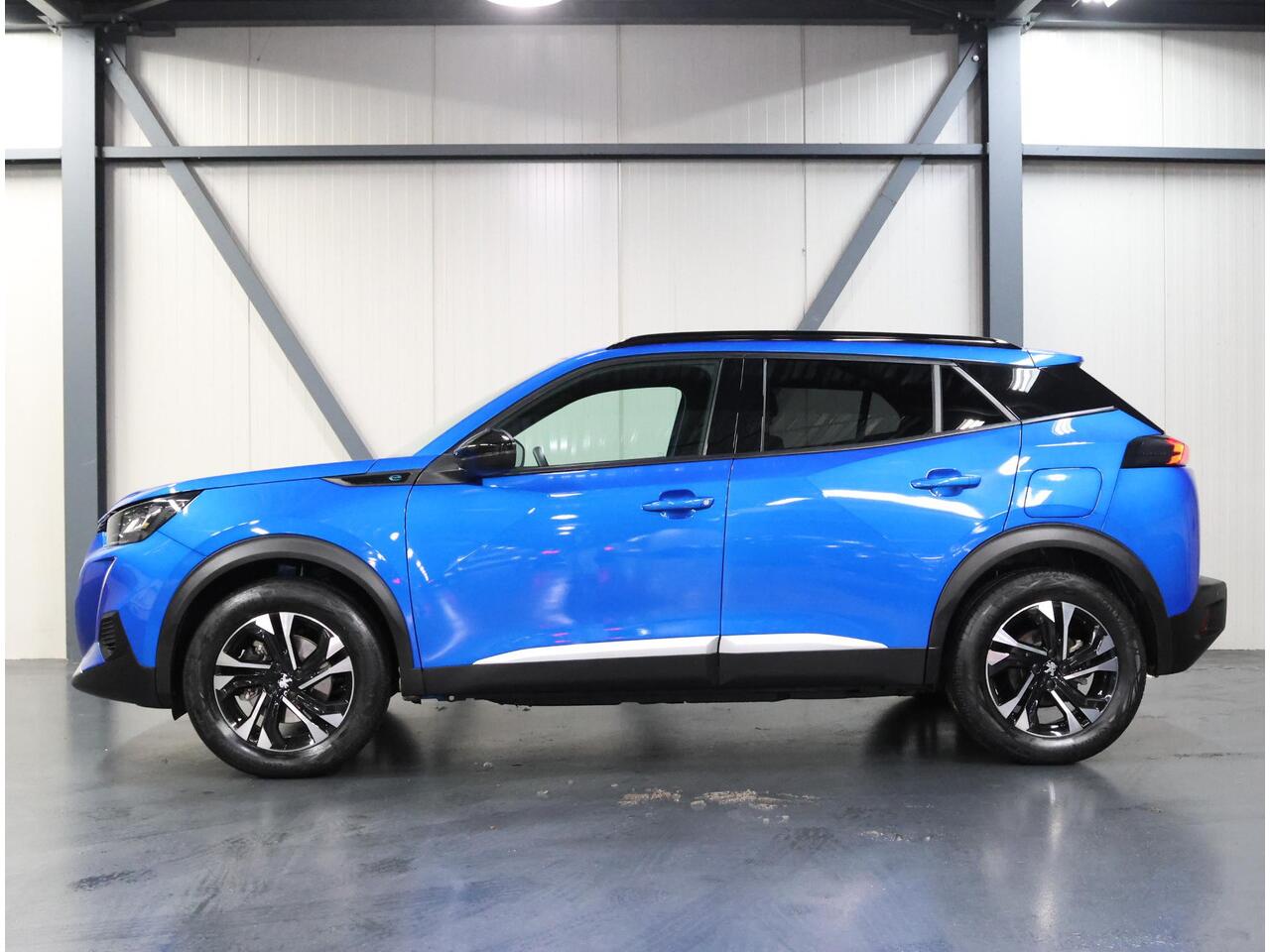 Peugeot e-2008 Allure Pack 50kWh 136PK | Accurapport 99,0%| 1ste eigenaar | AppleCarplay/Android Auto | Armsteun | 17"LMV | Camera | AUTOMAAT | Keyless | Cruise Control | Climate Control | FULL LED | Isofix | Parkeersensoren |Privacy Glass |