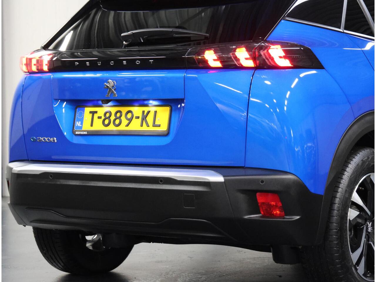 Peugeot e-2008 Allure Pack 50kWh 136PK | Accurapport 99,0%| 1ste eigenaar | AppleCarplay/Android Auto | Armsteun | 17"LMV | Camera | AUTOMAAT | Keyless | Cruise Control | Climate Control | FULL LED | Isofix | Parkeersensoren |Privacy Glass |