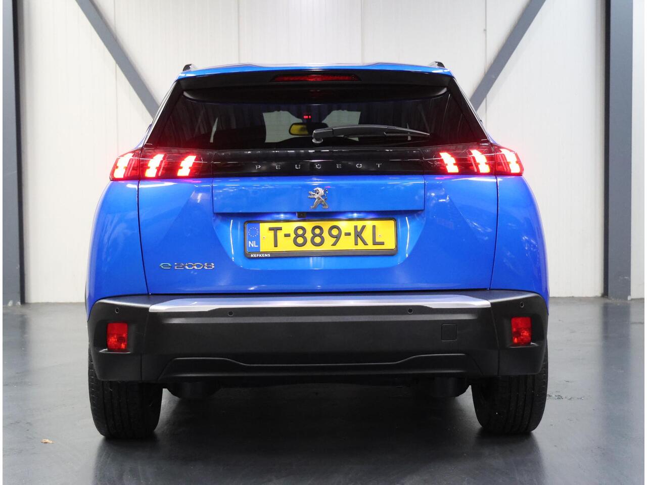 Peugeot e-2008 Allure Pack 50kWh 136PK | Accurapport 99,0%| 1ste eigenaar | AppleCarplay/Android Auto | Armsteun | 17"LMV | Camera | AUTOMAAT | Keyless | Cruise Control | Climate Control | FULL LED | Isofix | Parkeersensoren |Privacy Glass |