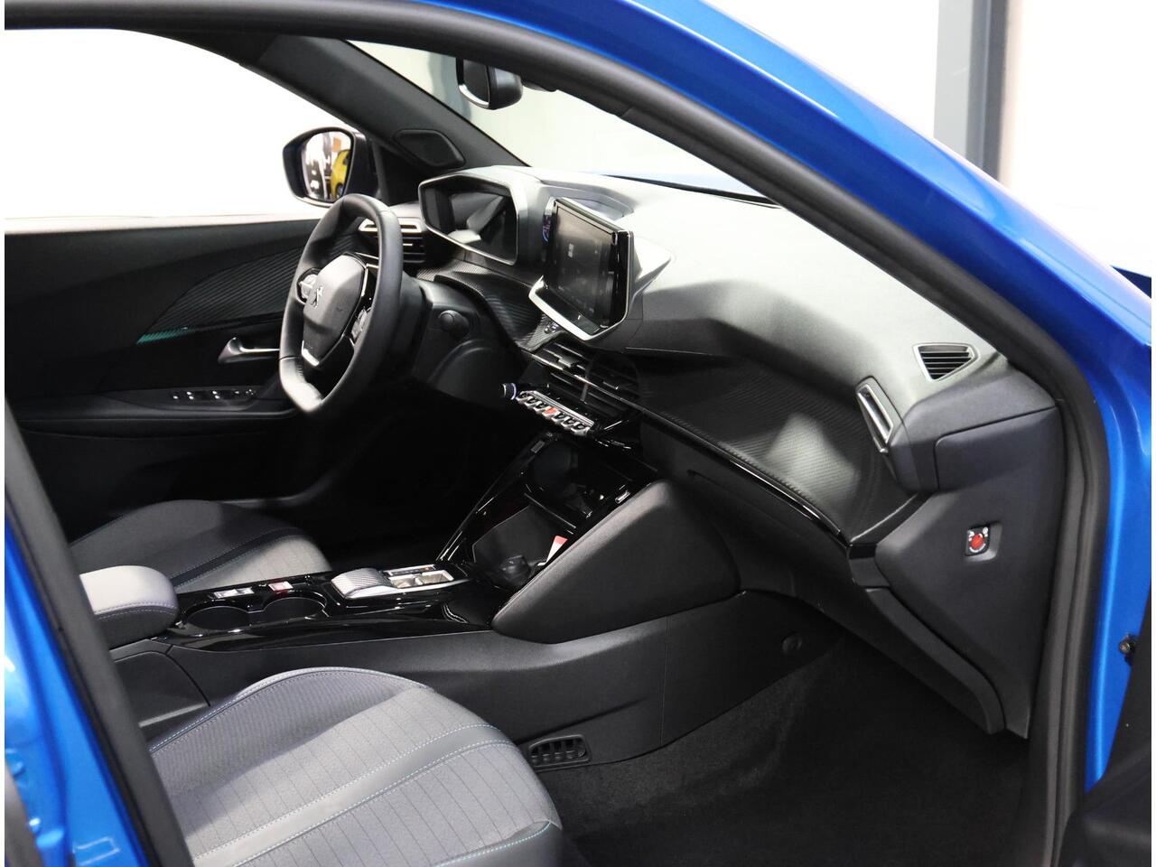 Peugeot e-2008 Allure Pack 50kWh 136PK | Accurapport 99,0%| 1ste eigenaar | AppleCarplay/Android Auto | Armsteun | 17"LMV | Camera | AUTOMAAT | Keyless | Cruise Control | Climate Control | FULL LED | Isofix | Parkeersensoren |Privacy Glass |