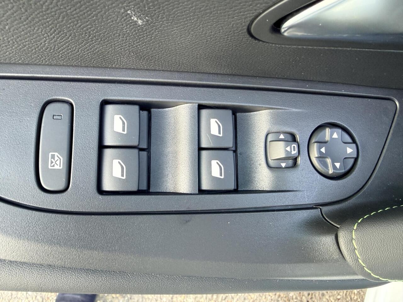 Peugeot e-2008 EV GT 50 kWh Slechts 20km! | Panoramadak | 3-fase | Electr. best. stoel | SOH 99,5%