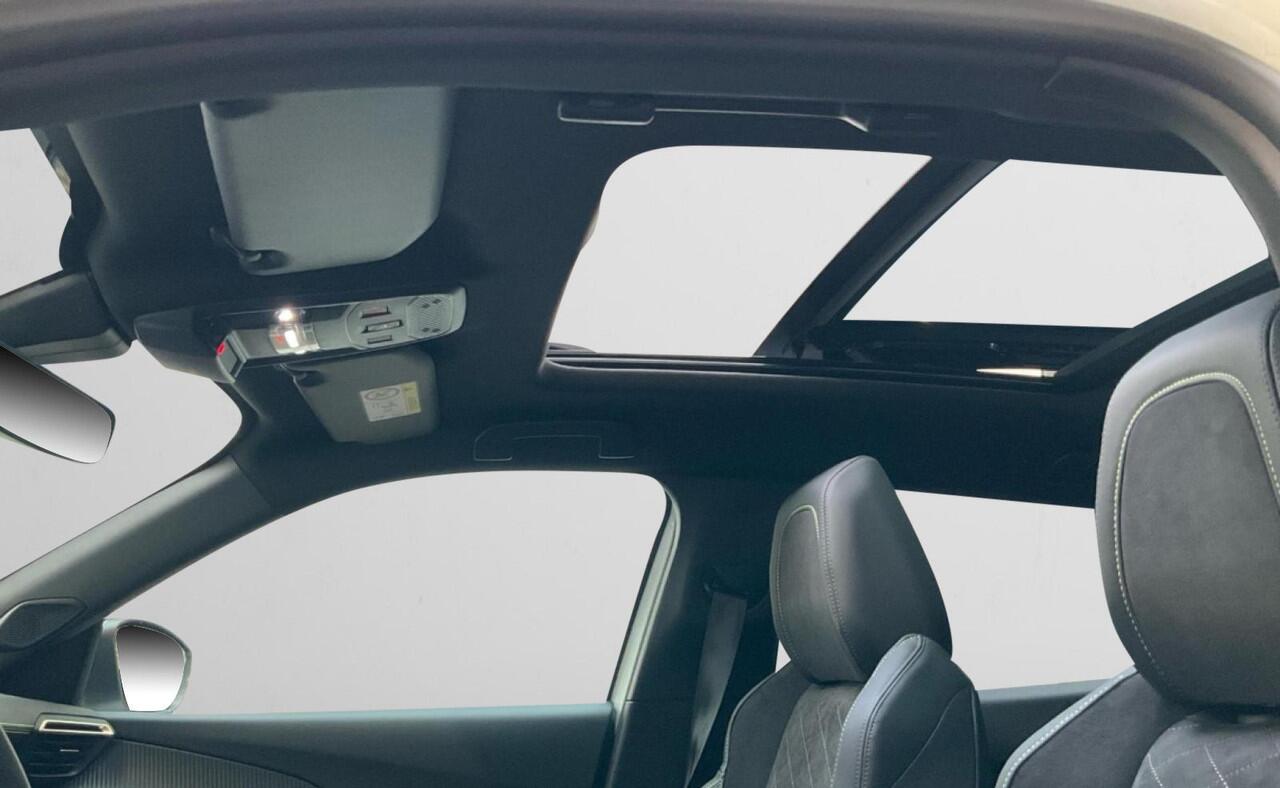 Peugeot e-2008 EV GT 50 kWh Slechts 20km! | Panoramadak | 3-fase | Electr. best. stoel | SOH 99,5%