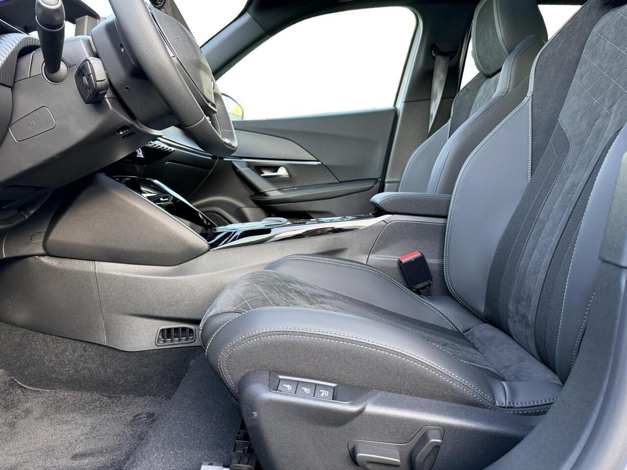 Peugeot e-2008 EV GT 50 kWh Slechts 20km! | Panoramadak | 3-fase | Electr. best. stoel | SOH 99,5%