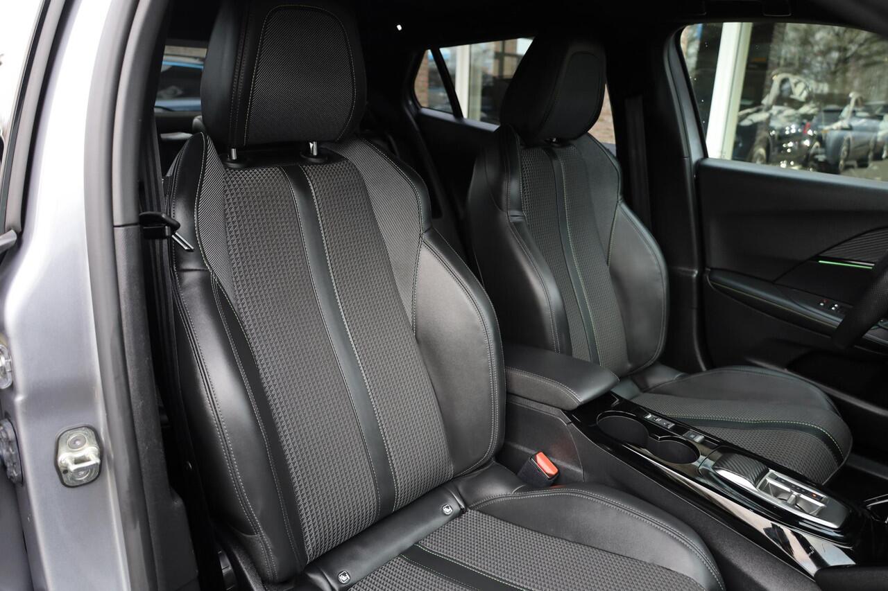 Peugeot e-2008 EV GT 50 kWh TREKHAAK-AFN PANO CARPLAY STOELVER. CRUISE 360-CAMERA HALF-LEER CRUISE CLIMA NAVI 2XPDC 17''LMV