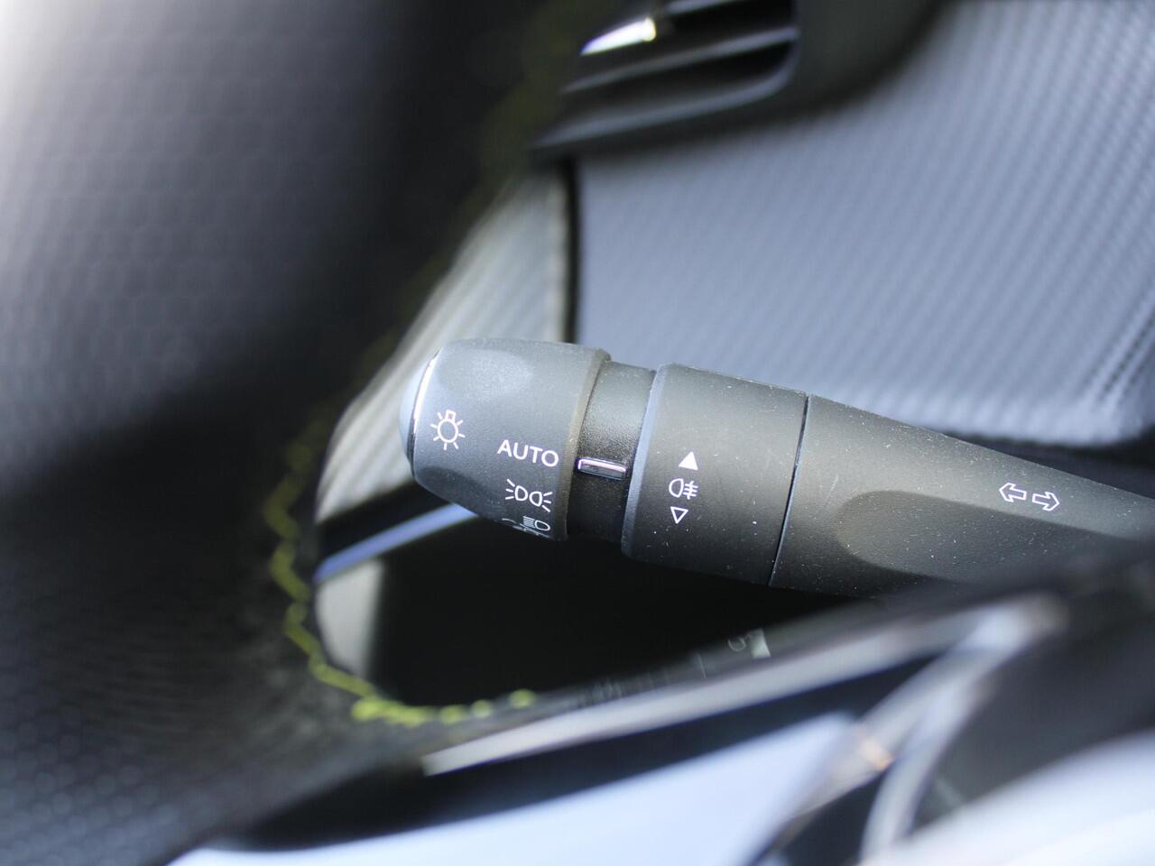 Peugeot e-2008 EV GT 54 kWh | Trekhaak | Stoelverwarming + massage | Camera | Cruise adapt. | Elektr. stoelverstelling | Navi | 17" LM | Warmtepomp | LED |