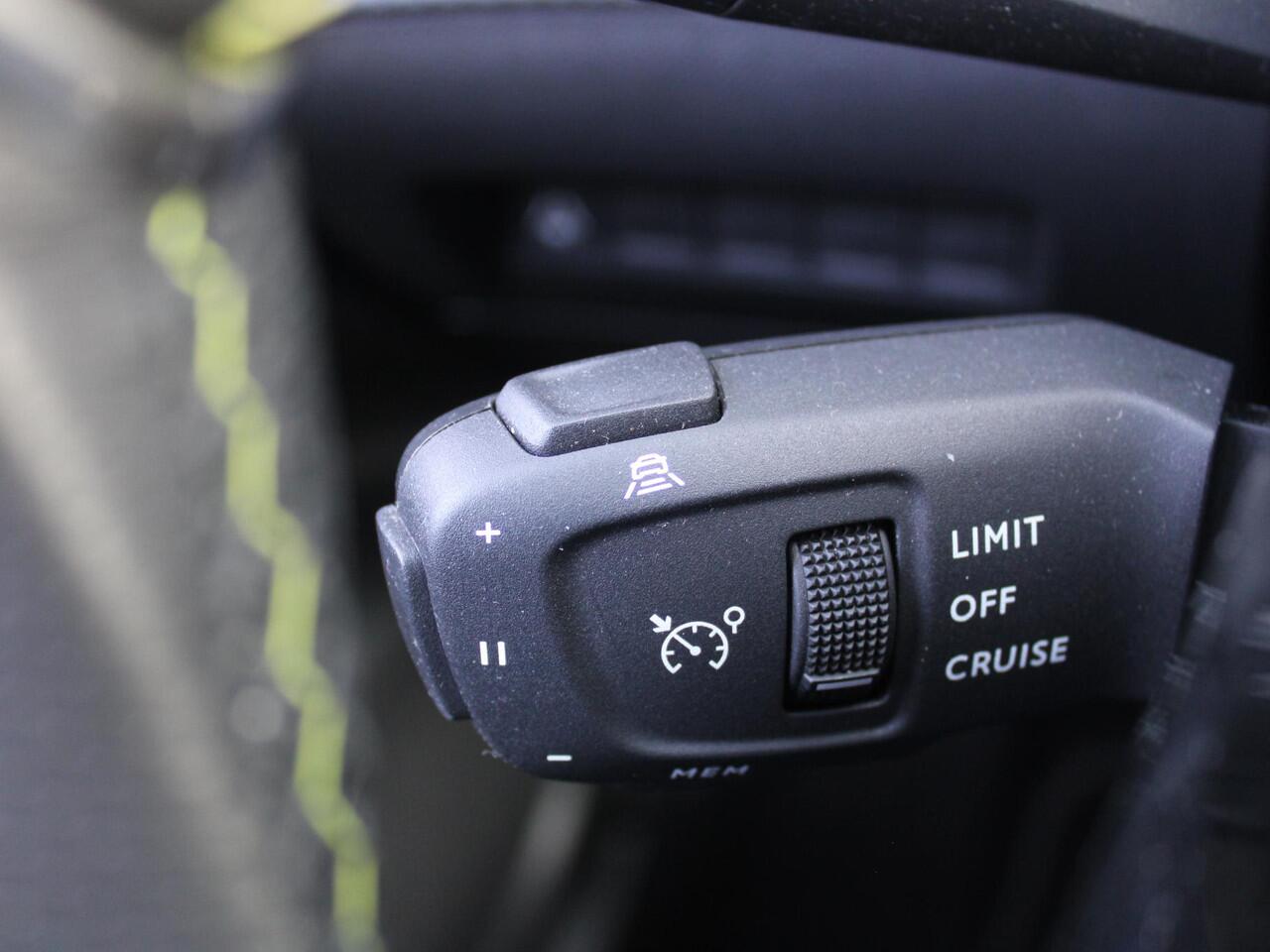 Peugeot e-2008 EV GT 54 kWh | Trekhaak | Stoelverwarming + massage | Camera | Cruise adapt. | Elektr. stoelverstelling | Navi | 17" LM | Warmtepomp | LED |