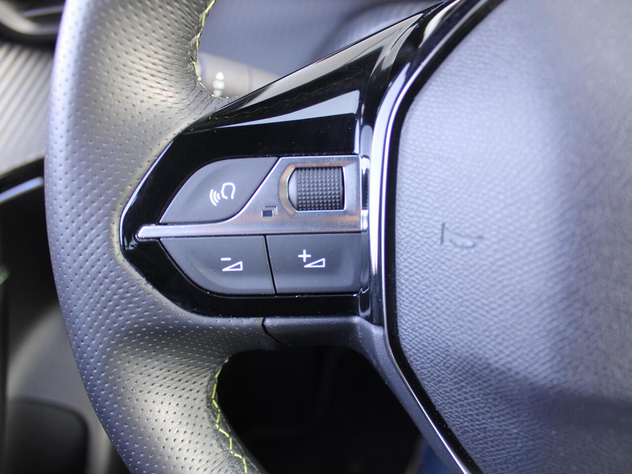 Peugeot e-2008 EV GT 54 kWh | Trekhaak | Stoelverwarming + massage | Camera | Cruise adapt. | Elektr. stoelverstelling | Navi | 17" LM | Warmtepomp | LED |