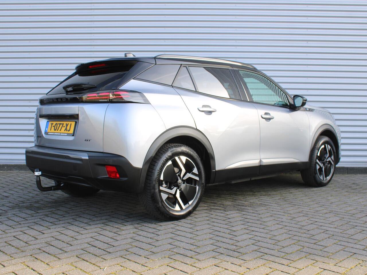 Peugeot e-2008 EV GT 54 kWh | Trekhaak | Stoelverwarming + massage | Camera | Cruise adapt. | Elektr. stoelverstelling | Navi | 17" LM | Warmtepomp | LED |