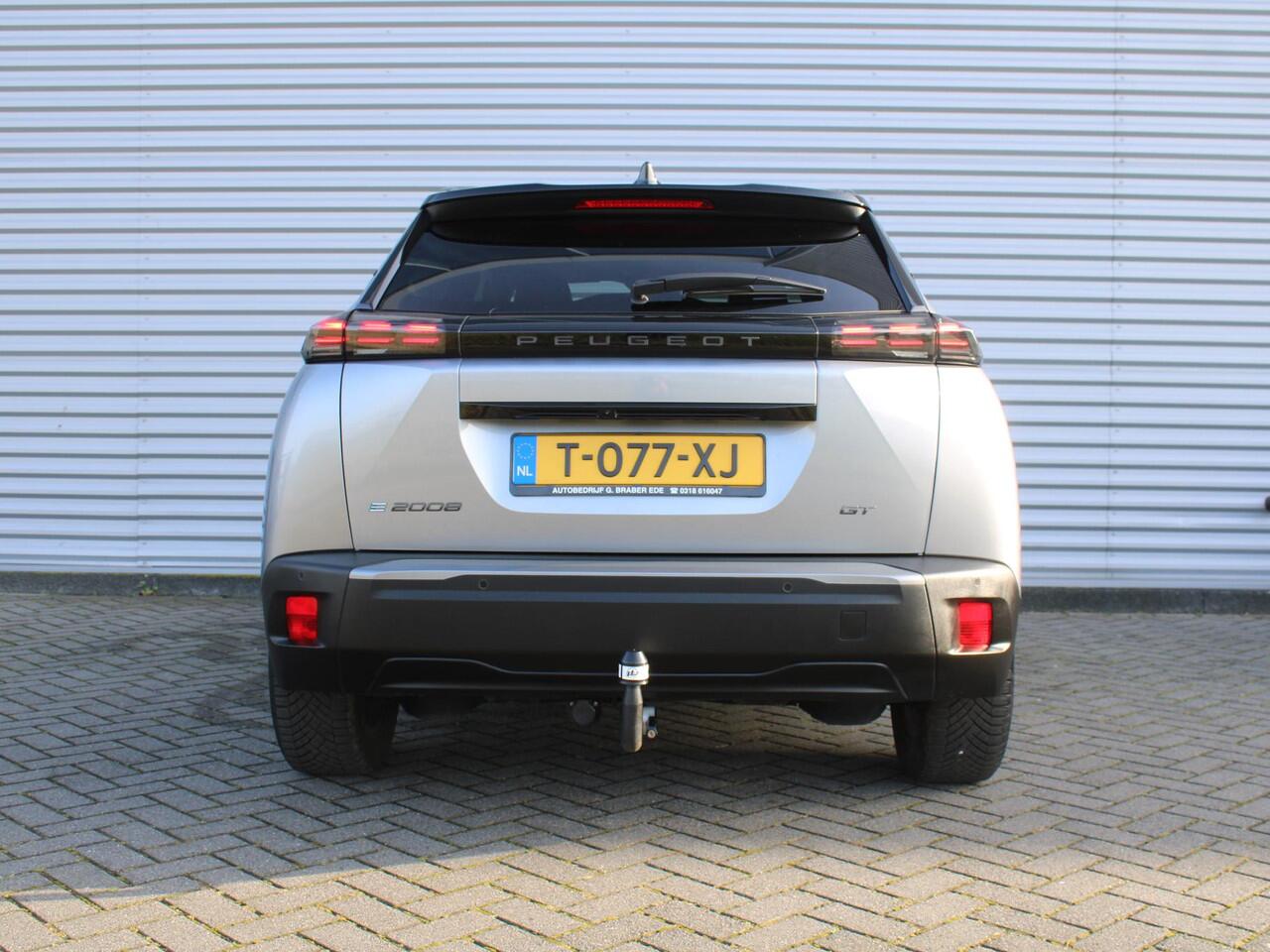 Peugeot e-2008 EV GT 54 kWh | Trekhaak | Stoelverwarming + massage | Camera | Cruise adapt. | Elektr. stoelverstelling | Navi | 17" LM | Warmtepomp | LED |