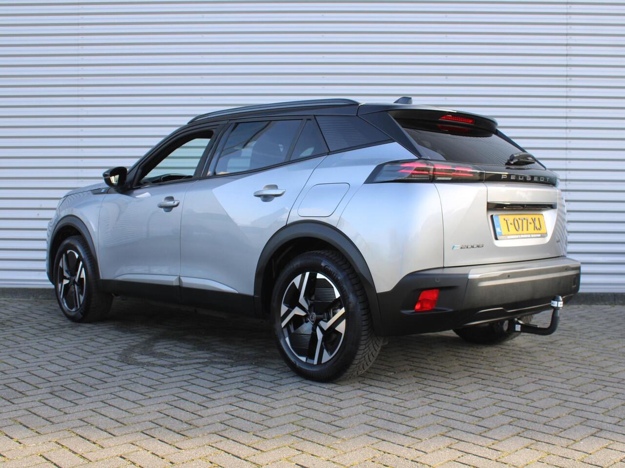 Peugeot e-2008 EV GT 54 kWh | Trekhaak | Stoelverwarming + massage | Camera | Cruise adapt. | Elektr. stoelverstelling | Navi | 17" LM | Warmtepomp | LED |