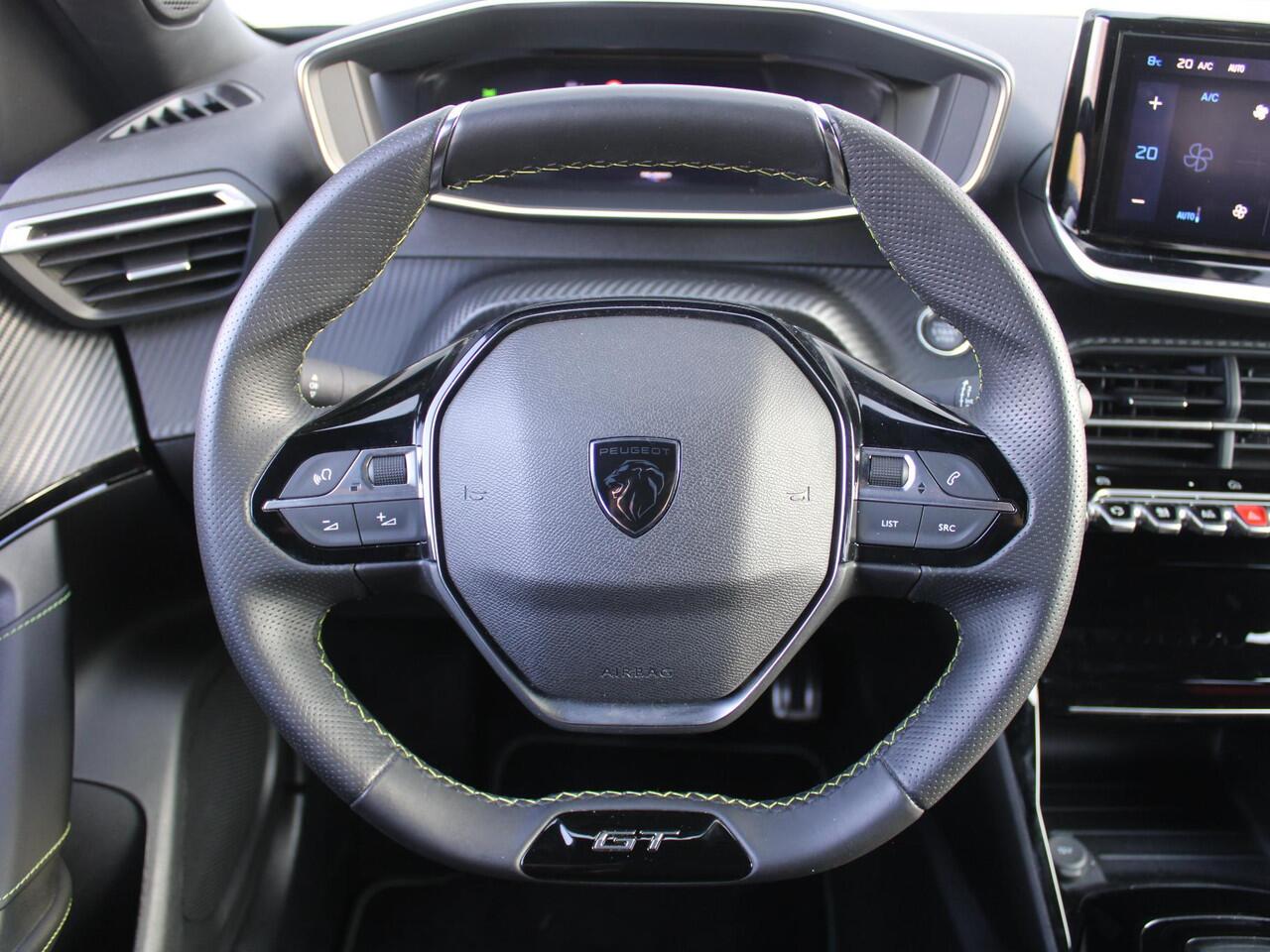 Peugeot e-2008 EV GT 54 kWh | Trekhaak | Stoelverwarming + massage | Camera | Cruise adapt. | Elektr. stoelverstelling | Navi | 17" LM | Warmtepomp | LED |