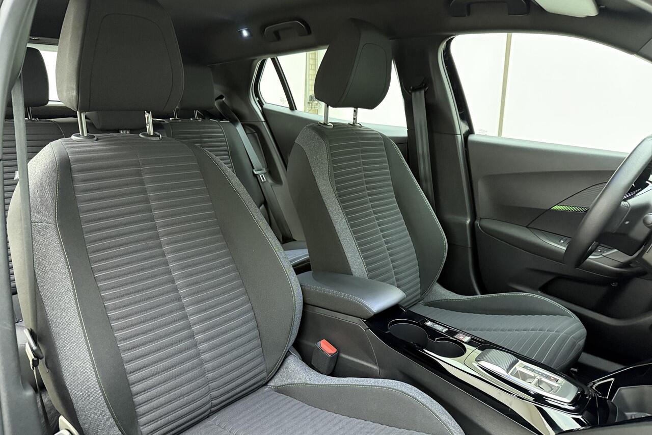 Peugeot e-2008 EV Active 54 kWh | 406KM WLTP | Navigatie | Parkeer Camera Achter | Warmtepomp | Cruise Control | Start & Stopknop | Apple Carplay & Android Auto Draadloos |