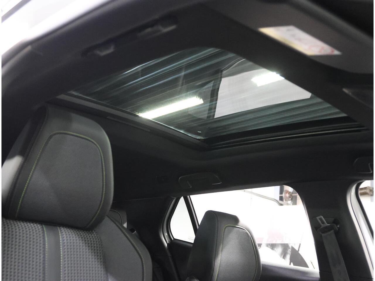 Peugeot e-2008 EV GT 50 kWh 136PK | SOH 99% | 3 FASE | AppleCarplay/Android Auto | Schuifkanteldak | Stof/LEER | 18"LMV | Camera | AUTOMAAT | Keyless | Cruise Control | Climate Control | Camera | FULL LED | Sfeerverlichting | Isofix | Privacy Glass |