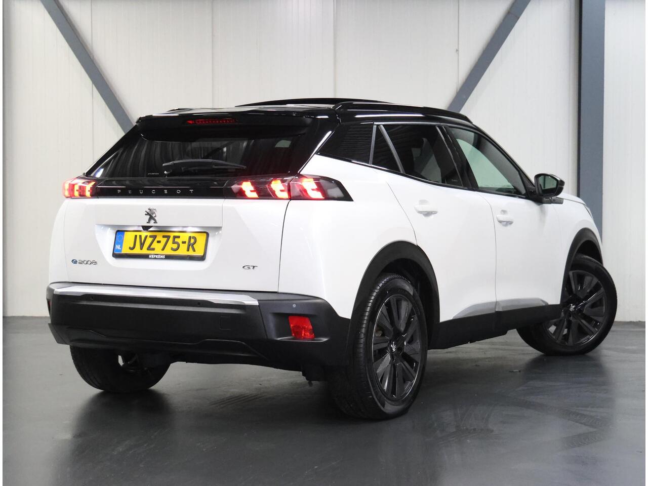 Peugeot e-2008 EV GT 50 kWh 136PK | SOH 99% | 3 FASE | AppleCarplay/Android Auto | Schuifkanteldak | Stof/LEER | 18"LMV | Camera | AUTOMAAT | Keyless | Cruise Control | Climate Control | Camera | FULL LED | Sfeerverlichting | Isofix | Privacy Glass |