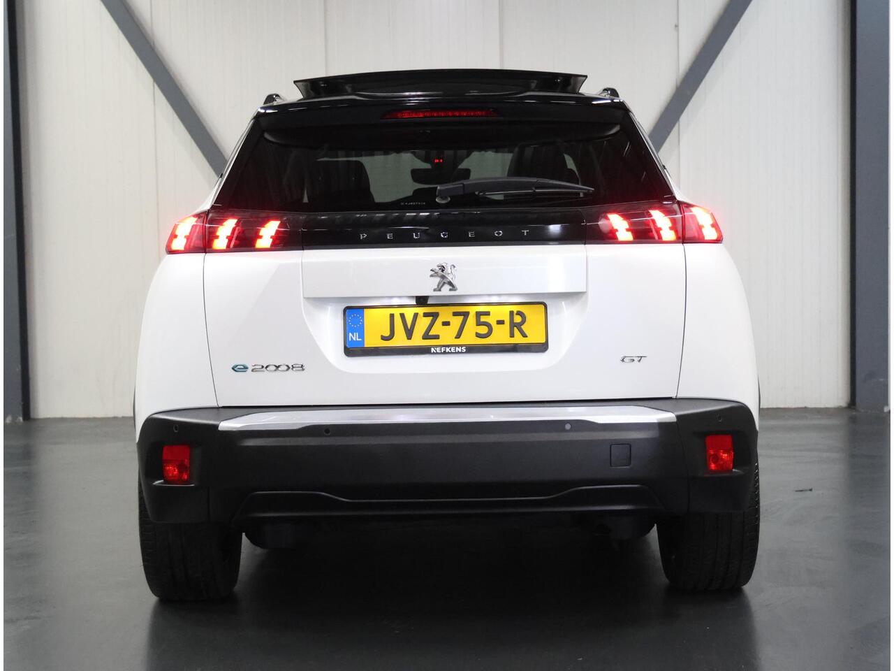 Peugeot e-2008 EV GT 50 kWh 136PK | SOH 99% | 3 FASE | AppleCarplay/Android Auto | Schuifkanteldak | Stof/LEER | 18"LMV | Camera | AUTOMAAT | Keyless | Cruise Control | Climate Control | Camera | FULL LED | Sfeerverlichting | Isofix | Privacy Glass |