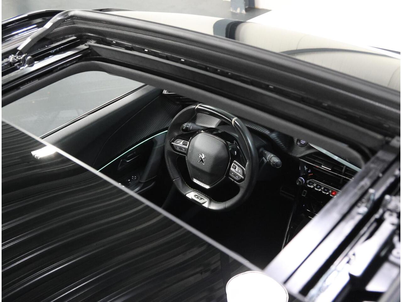 Peugeot e-2008 EV GT 50 kWh 136PK | SOH 99% | 3 FASE | AppleCarplay/Android Auto | Schuifkanteldak | Stof/LEER | 18"LMV | Camera | AUTOMAAT | Keyless | Cruise Control | Climate Control | Camera | FULL LED | Sfeerverlichting | Isofix | Privacy Glass |