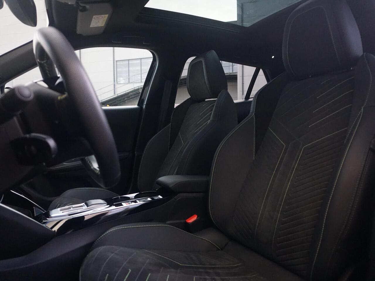 Peugeot e-2008 EV GT 54 kWh | Panorama schuifdak dak | Warmtepomp | Gripcontrol | All seasonbanden |