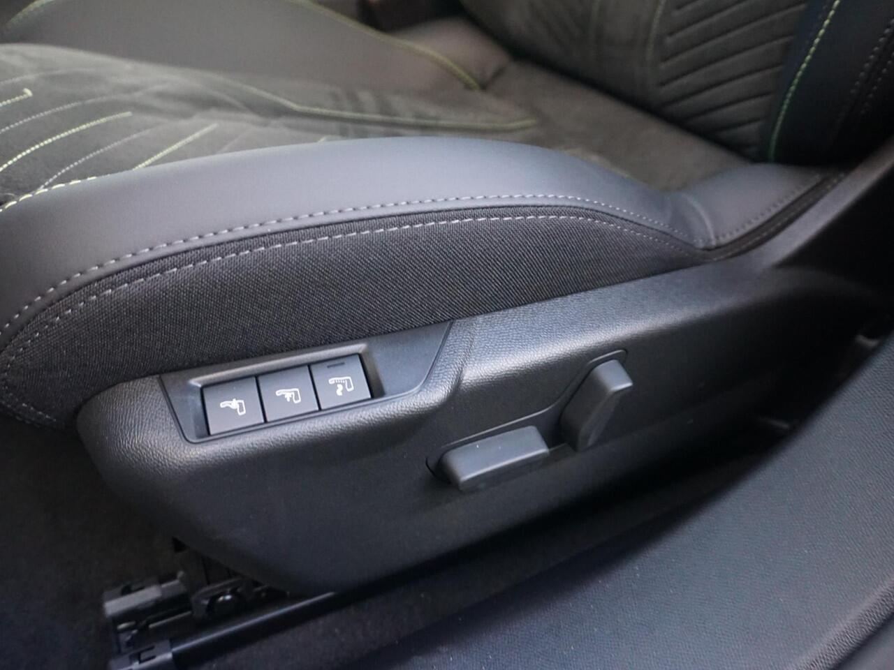 Peugeot e-2008 EV GT 54 kWh | Panorama schuifdak dak | Warmtepomp | Gripcontrol | All seasonbanden |