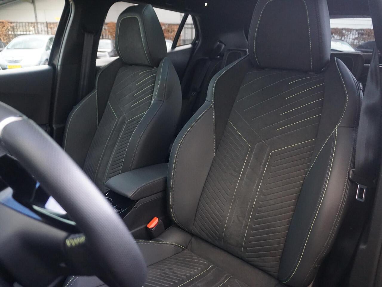 Peugeot e-2008 EV GT 54 kWh | Panorama schuifdak dak | Warmtepomp | Gripcontrol | All seasonbanden |