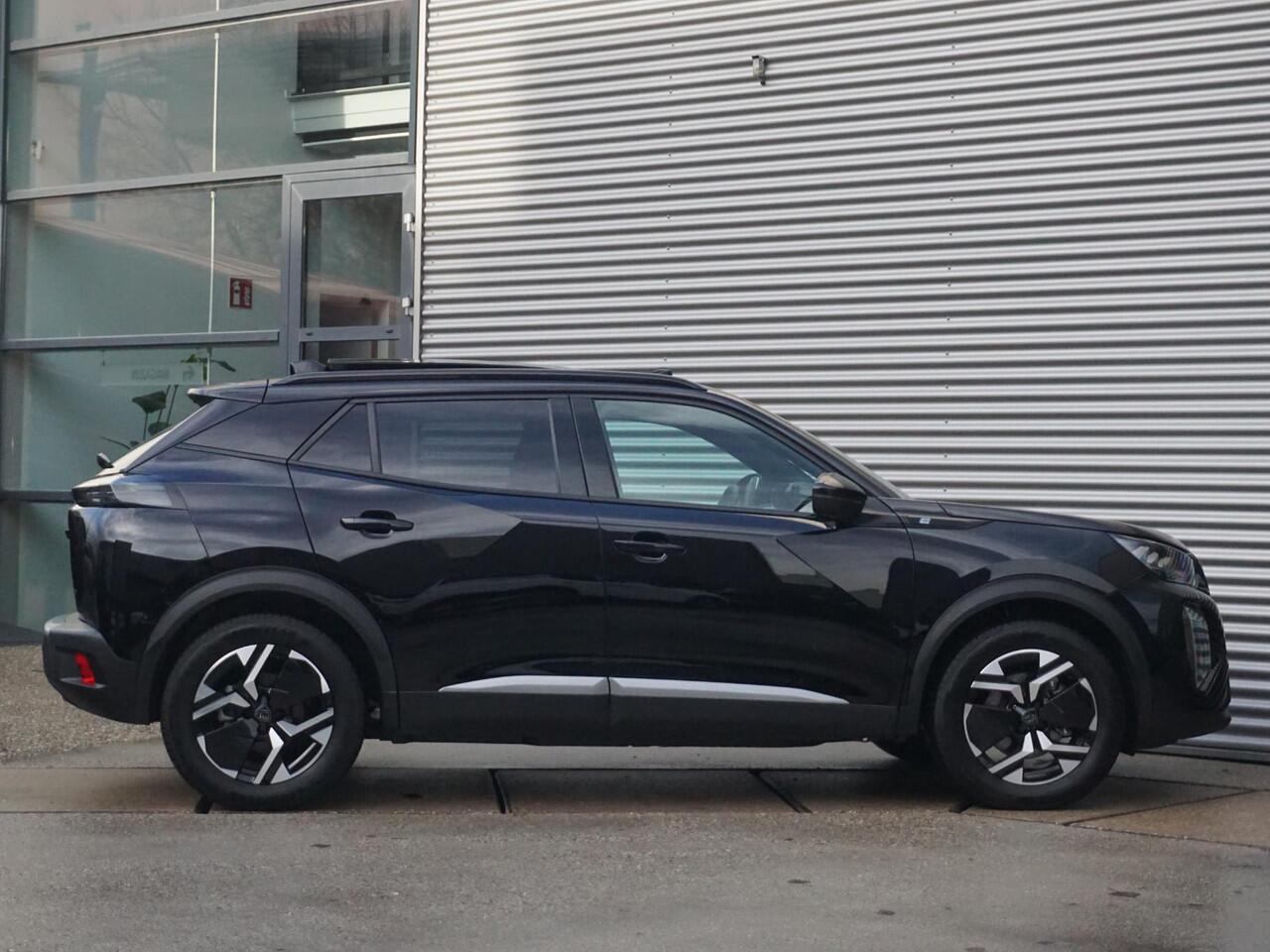 Peugeot e-2008 EV GT 54 kWh | Panorama schuifdak dak | Warmtepomp | Gripcontrol | All seasonbanden |